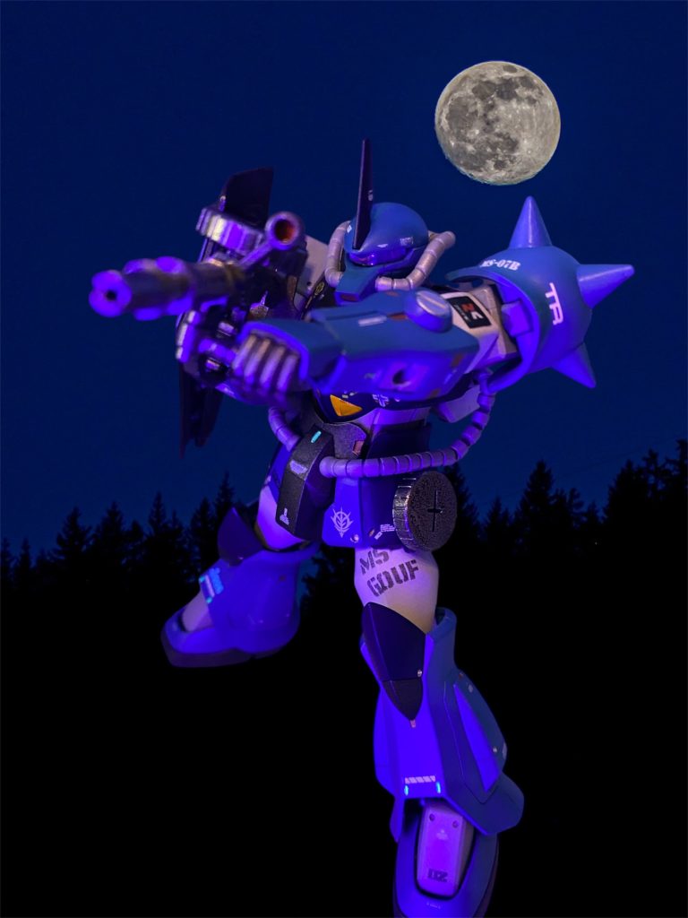 「ザクとは違うのだよ、ザクとは」の名台詞で語られるグフですが、それは「ザクとよく間違えられるけれども」「ザクをベースにしているけれども」と言う隠れている前置きの表れでは？と思い、今回考えたのがグフJ型という俺設定機体です。ザクとはシールド取り付け位置が逆だったり、ザクマシンガンと5連装バルカンでは使い勝手がまるで違ったり、当初機種転換にも多大な時間と労力が取られる事を嫌った軍部を説得する為に、ジオニック社技術部はあえてザクⅡJ型に近い仕様のグフJ型を用意し2機のテスト結果を以って、新装備の有効性を実証しようとした、というストーリーですな。