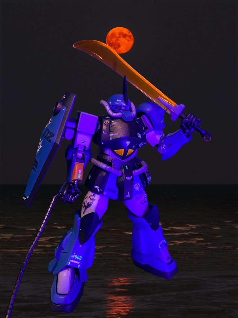 彼は自分で自分自身を呪っていた。 一週間戦争では、スペースノイドの独立を高らかに謳い上げながら、ジオンは同胞であるはずのサイド2ハッテ市民一億を駆逐した。ザビ家の横暴を、軍の暴走を止められずに、首都バンチ2000万人の骸の墓標と化したコロニーは地球の大地へと激突する。地球市民40億人を巻き添えにしながら。もはや戦争の域を越えた人類史上最悪の殺戮。 その地球へと降りろというのだ。かくなる上には修羅にでもなれと言うのだろうか。 「まだ、自分を責めていらっしゃるのね…でも大丈夫。私は、私たちは例えあなたが青い死神だったとしても、地の果て、星の果て、何処まででも付いてゆく覚悟でおりますわ。」 隣に腰掛けたハモンの膝を借りて、疲れ果てた男たちはみなその母性に束の間の癒しを得るのだろう。