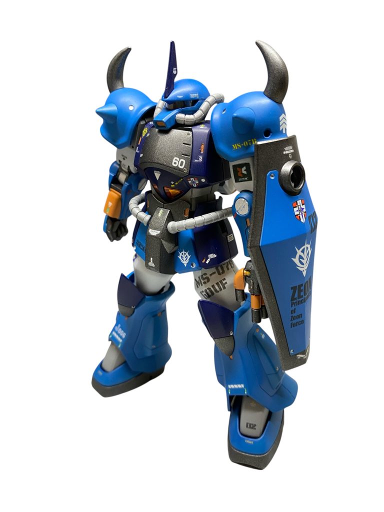 「新型機のテストは上手くいっていますの？」 クラウレ・ハモン はラルの好みのいつもの酒を一杯グラスに注ぎ差し出す。 「あぁ、テストの結果は上々だ。来週には量産型のラインも本格生産に入って、開発計画も一応の完了を迎えるだろう。」「おめでとう御座います、、、と言いたいところだけれど、何か手放しでは喜べない、と言った表情だこと。どこか思うところがあって？もうずっと関わってきた機体のプロジェクトでしょう？」 ラルはグラスの氷をどこか浮かない顔で見つめては、クッと飲み干す。