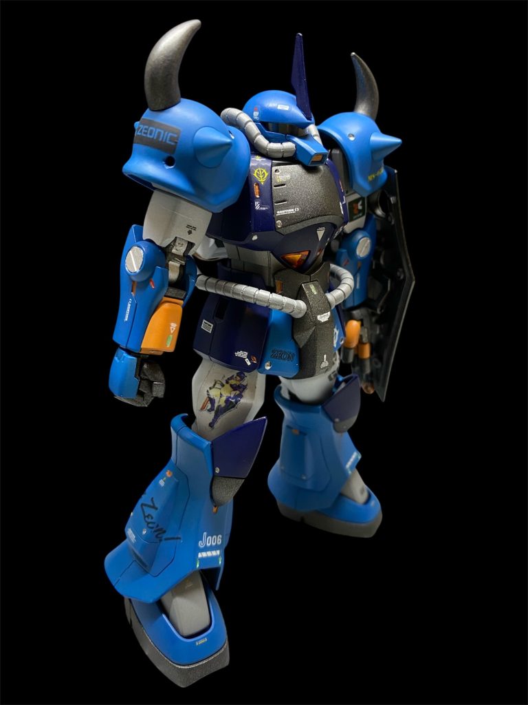 今回のカラーリングの大元になったのはジオリジンで設定されたグフ機動実証機です。グフレディのデカールを貼りたいなぁ〜と思ってたんですが、濃い青の下地だと映えないしと悩んでいたところ、ワンポイントで白の入ったこのデザインを発見し、参考にしました。