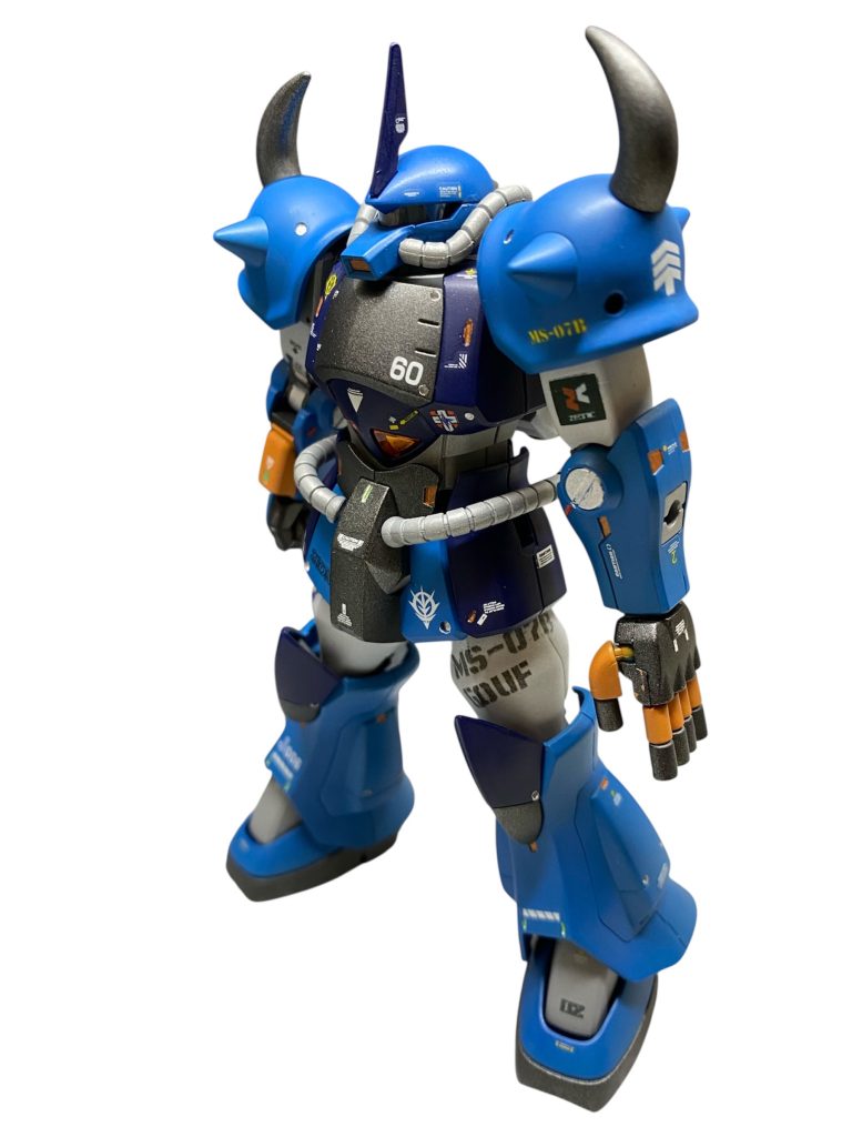 頭部は余剰パーツ扱いのR35版の方が好みだったので、そちらを使用。Hアイズの埋め込みと、モノアイシールドの制作を行なっていますが、光が拡散されるのか、Hアイズの輝き度合いは今ひとつになってしまいました。ヒートロッドの射出口や5連バルカンはテスト装備である事を意識して差し色のオレンジを入れてみました。