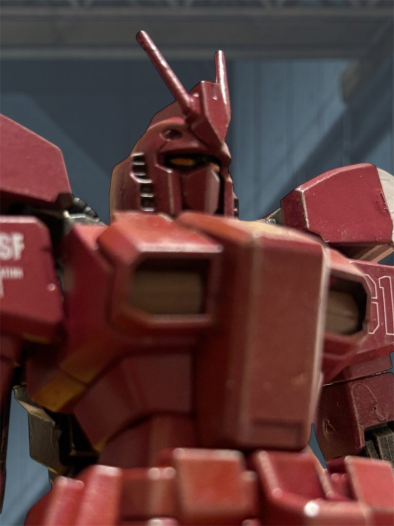 「本日、00：00（まるまるゼロゼロ）、既にコルコバドには打撃を与えているが、今夜は、もう少し南に足を伸ばす。」　ひととおり自己紹介を終えると、ケーン大尉が作戦を伝える。「ジン曹長には、着任早々で申し訳ないが。」　ケーンがジンに視線を送る。「問題ありません。空挺作戦に加われるよう、ルナ２でも十分シミュレーションを行ってきました。擬似重力下での稼働訓練も経験済みです。」「了解、貴官の腕は聞いている。頼りにしている。」さて、と、ケーンはモニターに地図を映し出す。　本日の日付変更時刻、コスタリカにあるジオン公国軍港コルコバド基地に、G13特務MS部隊は、空挺作戦で攻撃を行った。昨日のジャブロー襲撃に失敗し、北米に向けて敗走中のジオン軍を、戦力を輪番にして追撃しているのだ。ジンが到着した時も、ドック付近では作戦から戻る輸送機と、これから出ていく輸送機とが飛び交っていた。　G13部隊は、２２時からの攻撃に、もう一度加わる。陸路に逃げ込んだ敵を空襲する。「ところで、少佐は？」　司令に当たる少佐は、来ていなかった。少佐の顔は、着任の挨拶で見ているが、目にも声にも生気がなく、いかにも昼行燈という印象を与える男だった。「少佐が指揮を執られるような作戦ではない。我々で十分だ。」　きっぱりと述べるケーンの姿は、少佐とは逆に利発な戦闘指揮官であると感じさせた。「出発は360分後だ。少し仮眠を取ると良い。」ケーンが宣言して、一同は解散した。〜〜〜〜〜〜〜〜〜〜〜〜〜〜〜