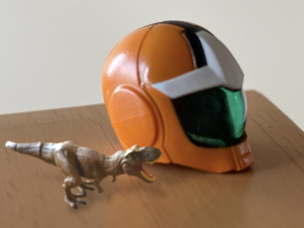 「何だ、随分親し気に話してたな。」 コンパートメントに戻ると、トニーが勝手に入ってくる。ハンガーで遠巻きにミヤギを見物していたらしい。「ここは俺の部屋なんだが。」「何言ってんだ、同じチーム、同じ階級のよしみだろうが。」悪びれる様子もない。「噂どおり、すっげえ美人だったな。頬の傷が気になったが、あれはあれでセクシーでいい。」知らないよ、とジンは受け流す。本音としても、下世話な話は好きではない。「で、何?知り合いなのか?」「訓練校時代からの同期だよ。」「よし、今晩飲むぞ。紹介しろ。」「そこまで仲良くないよ。ちょっと懐かしくなっただけだ。」「嘘つけよ。お前、お前があんな可愛い顔して笑うなんて知らなかったぞ。」「可愛いってなんだよ……。」安心しろ、男には興味はない、とトニーが笑う。やはり、こいつはどうも、俺の肚の内を見抜いていると感じる。「明日には出撃だろ。飲んでる場合じゃない。」言ってから、ああ、そうだった、とジンは、顔をあげてにこりと笑ってみせる。さっきから、どうにも鋭く踏み込んでくるトニーに、少しカウンターを喰らわせてやろうという気になった。「彼女、男ができたみたいだよ。つけ入る隙なんてないさ。」