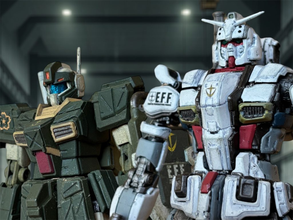 賑やかな連中が来た、と、トニーがいつものにやけ顔をぶら下げてコンパートメントに来た。正規のパイロットは、下士官でもコンパートメントが与えられている。「中東から引き上げてきた奴らだっていうが、すげえ美人がいるらしい。」パイロット同士でデータの交換が必要だろうから、それを理由に口説きに行こうぜ、とトニーがはしゃいでいる。 中東と言えば、先に降下したキョウ・ミヤギが作戦に参加していた所だったはずだ。大変な美人のパイロット、という稀有な特徴から、ジンはミヤギを即座に連想したが、果たしてその正体はキョウ・ミヤギその人であった。中東で戦果を上げてきたらしく、