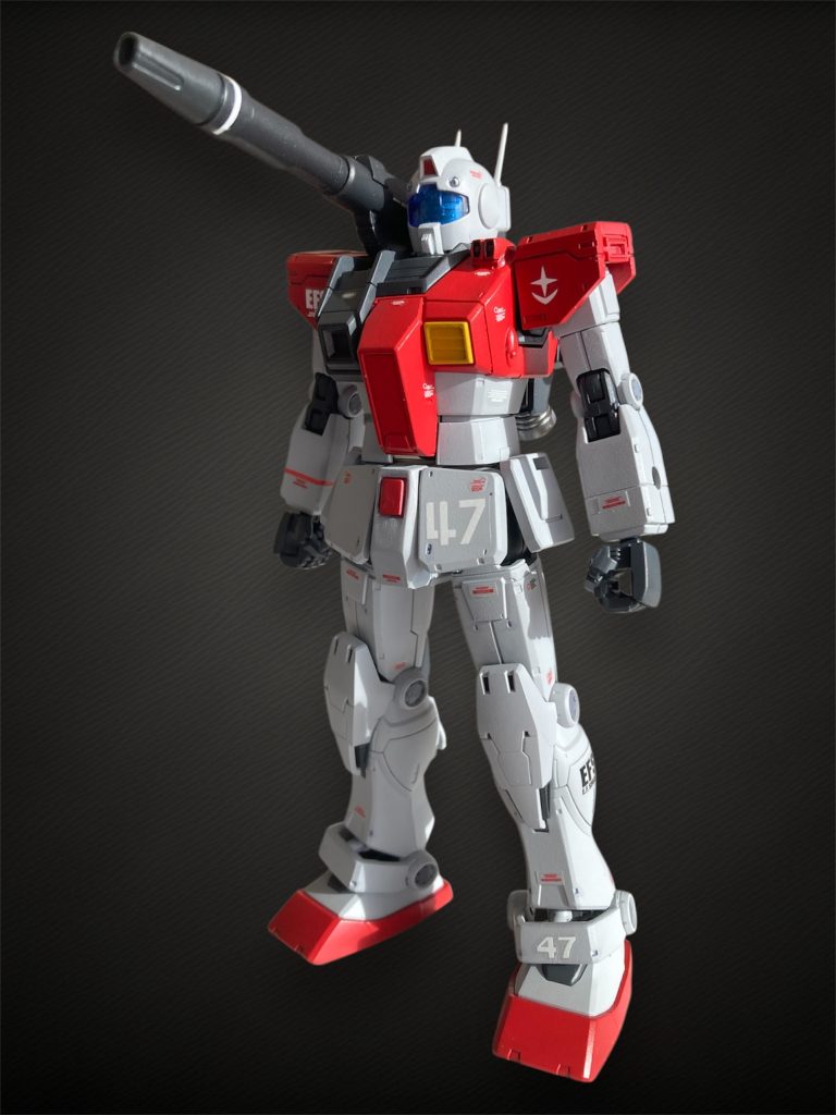 塗装はグレー部分はサフ+白少々の手抜き仕様。MSD版のグレーと赤の組み合わせが良くて最近の定番となっています。前回製作のジムが46番機でしたので今回は47番機に。その他も水天写デカールを貼りまくっています。