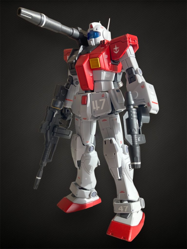 完成形から最近MSDジムを製作する際は、肩をオリジンガンダムから流用しています。強そうに見えるという事に加えてジムの肩は胸部との隙間が気になる事も理由です…（可動範囲のためでしょうね）膝は旧モデルのジムキャノンを購入して足を太くする事も考えましたが入手出来ずでした。空間突撃仕様の膝があまり好みでないので思案の結果こちらもオリジンガンダムより移植。肩と膝はここ最近のジム製作時のお気に入りポイントになりつつあります。武装は右手に前期型ライフル、左手はスプレーガンです。前期型スプレーガンも作りましたが、この弱そうなスプレーガンも好きなので左手に持たせました。  