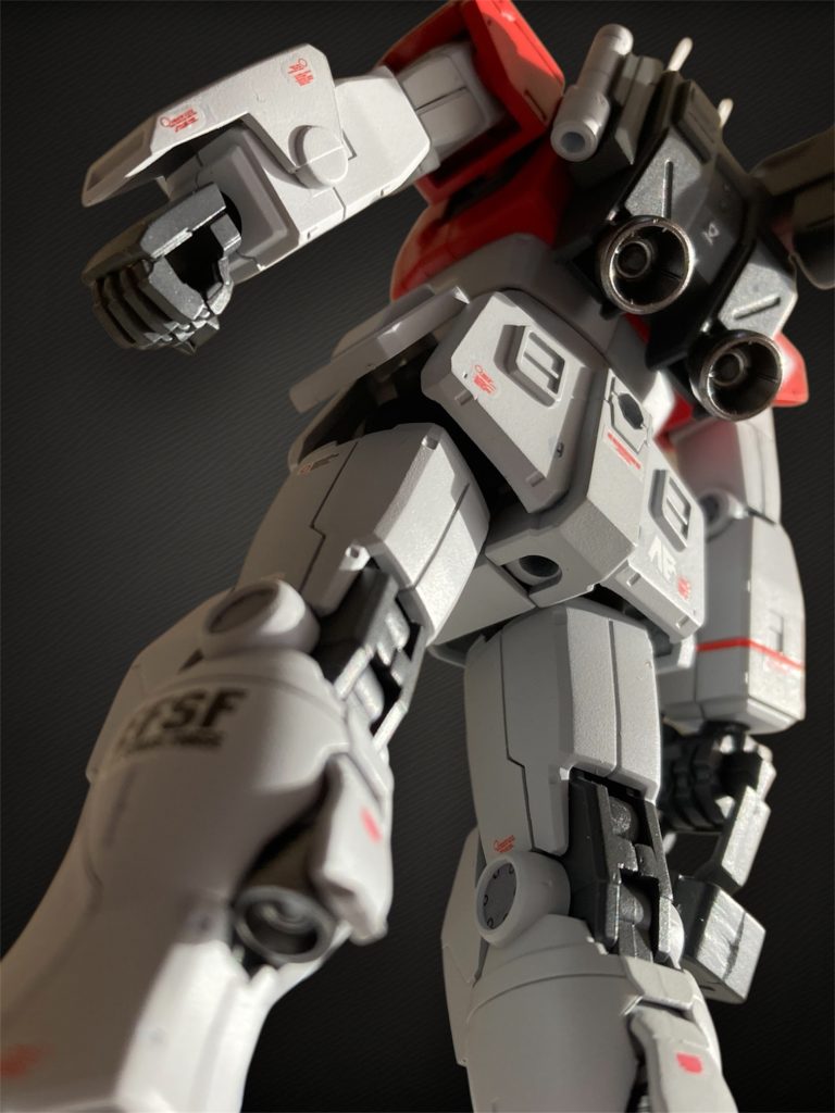 バックパック左にはνガンダムのビームサーベル、バーニアも余りもの（確かザクR1-A用）に変更。もともとの脹脛のバーニアは縦に２つのタイプですがガンダムの脹脛に少し大きめのバーニアを仕込んでいます（カバーが閉まりませんがそれは狙いです）。見上げた写真カッコよく写せました😃 