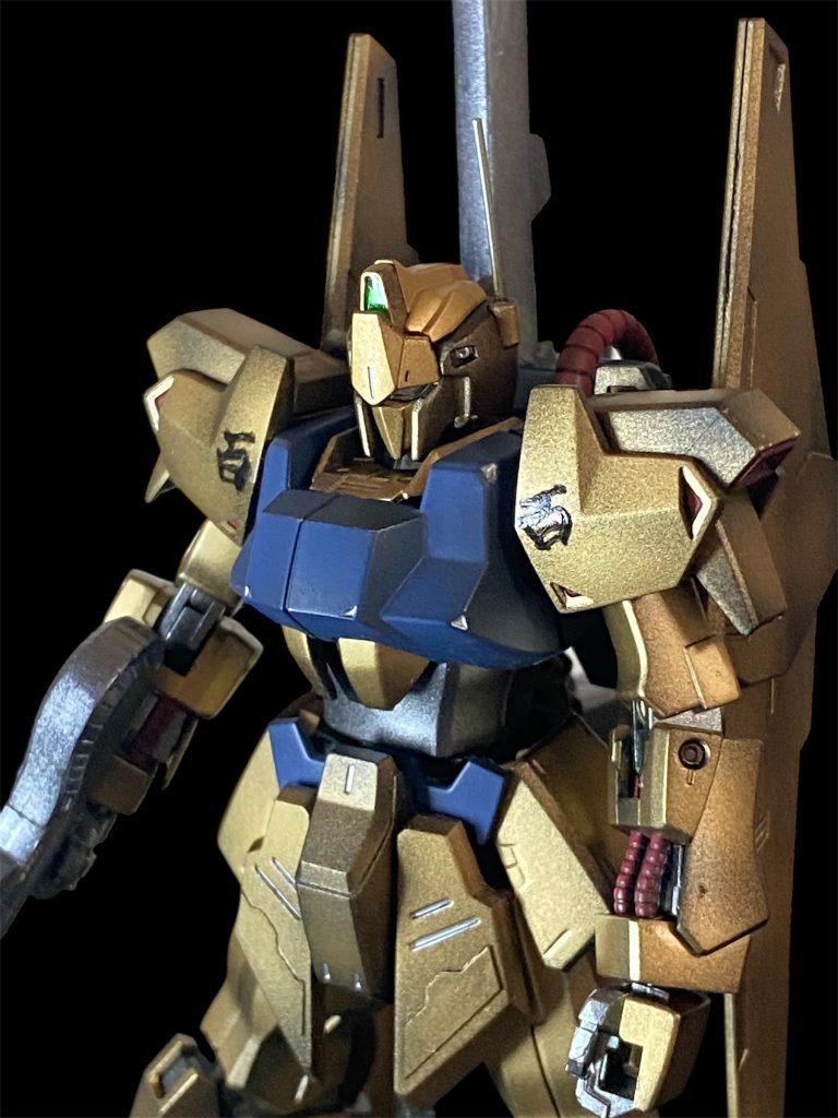 素のキットがかっこいいので、アンテナ金属化とスジボリ、プラ板貼りを少しだけ🛠️肩の「百」は…手描きです🖌️✨ラッカー塗装の上からエナメル黒でやり直し放題でした💦