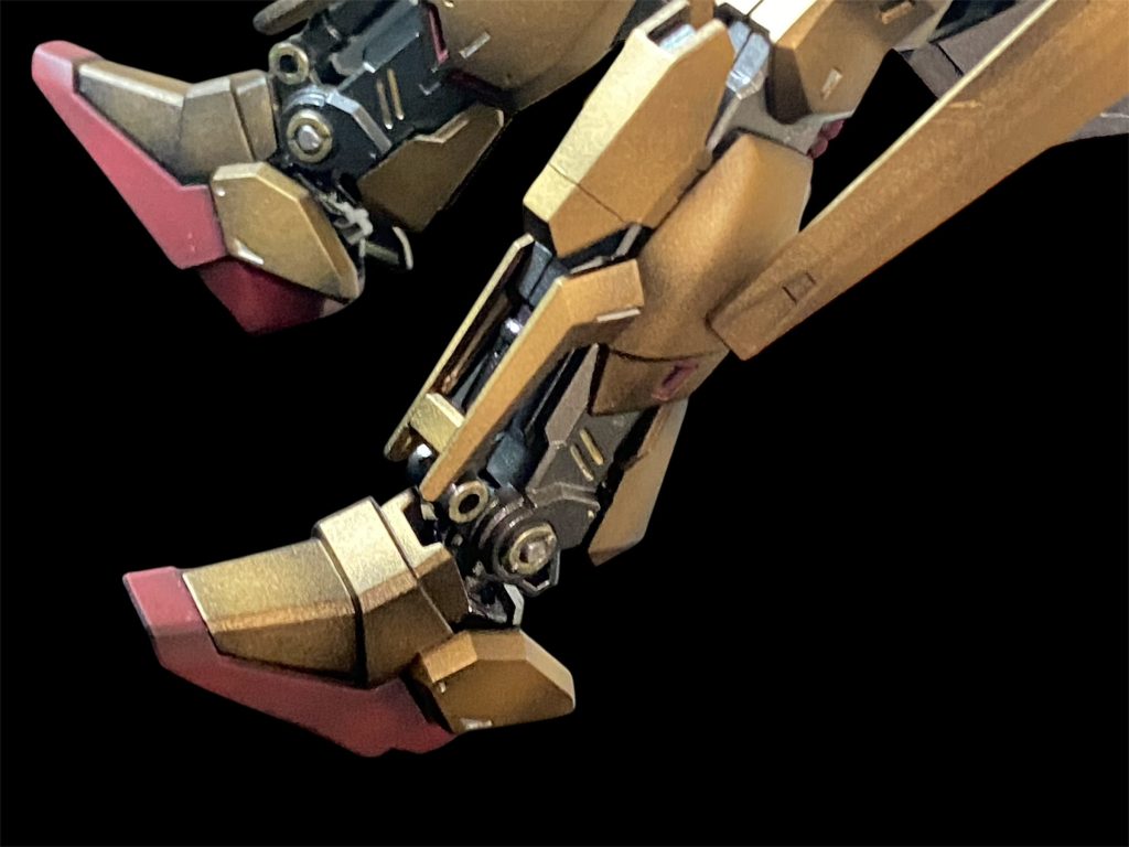 ビームを弾くための金色塗装という設定なので、デカールはあえてなしにしました😭そのかわり、金銀で ところどころ差し色を入れました🖌️✨