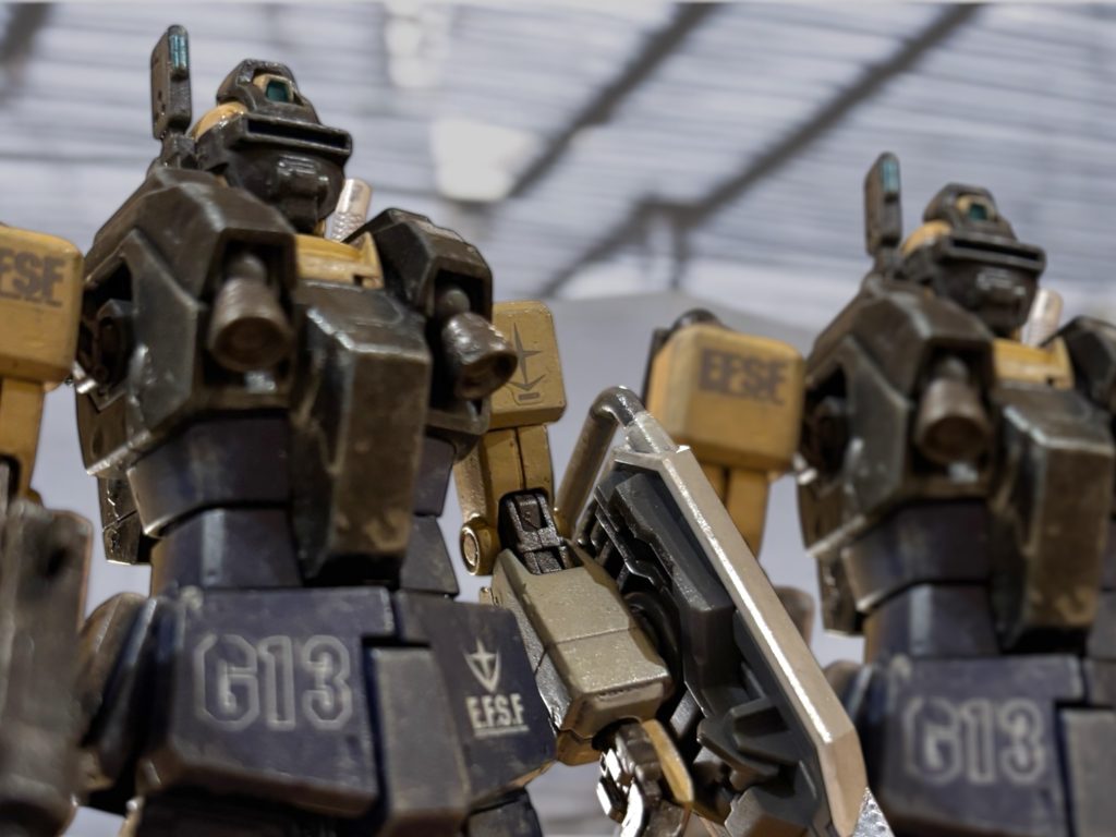 「そのとおりだ。」 ケーンの快活な一言で、沈黙が破られる。「データは見ました。味方もまあまあやられている。そのザク1機でやったとは思えませんね。」ケーンは、モニターに映し出されたデータを眺めながら、コヴ少佐に確認する。「ドムが随伴している。戦果らしい戦果はそいつらの手柄だな。」コヴ少佐が言うと、そら見ろ、やっぱりニセモノだ、とトニーがわめいた。「……”チージー”の言うとおりだと思う。」また、”デューク”が口を開いた。”チージー”とは、トニーのコールサインだ。それ、作戦以外では呼ばないでくださいよ、と、トニーが抗議する。「今日はやけに口数が多いな。」ケーンが意外そうに言う。「ルウムで、赤い彗星を見た……。」”デューク”はもともと、艦隊の砲撃手だった。その時に見たと言うのだろう。「……あの男は、いつも自らが、先陣に立つ……他人に譲るとは、思えん……。」「何でもいい。」 ”赤い彗星論議”を打ち切ったのは、ジンだった。「