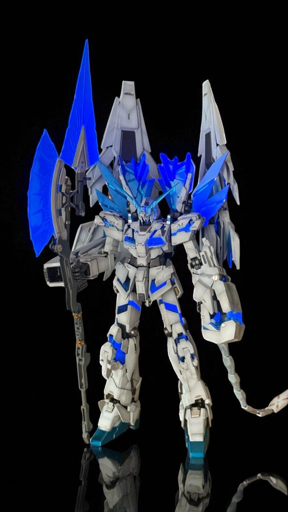 正面蛍光材料ではない青色パーツにはエナメルの蛍光ブルーを塗布