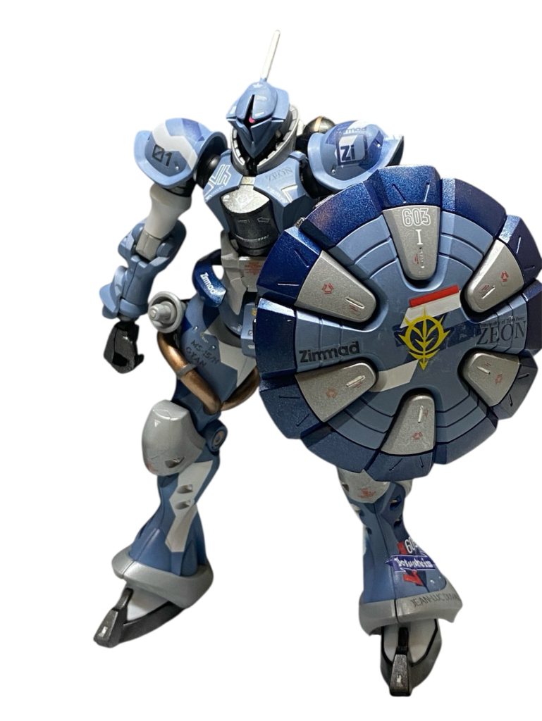ヅダを参考にしたカラーとスプリット迷彩が特徴です。迷彩はマスキング塗装で肩アーマーと脚部、シールドに施しています。20年近く前の超初心の頃、筆塗りでヅダのスプリット迷彩を再現しようとして全く上手くいかなかった事を思い出しながら、あの頃からすると(エアブラシ の力もかなり大きいですが)随分綺麗に塗れるようになったなぁ、と少し感慨深くなりました🥹ツィマッドと603のマーキングを施せば、もうそれは紛れもなくかなりヅダw最新のキットなので改修もモノアイのhアイズ化とちょっとした部分の開口、目立つ合わせ目処理ぐらいです。