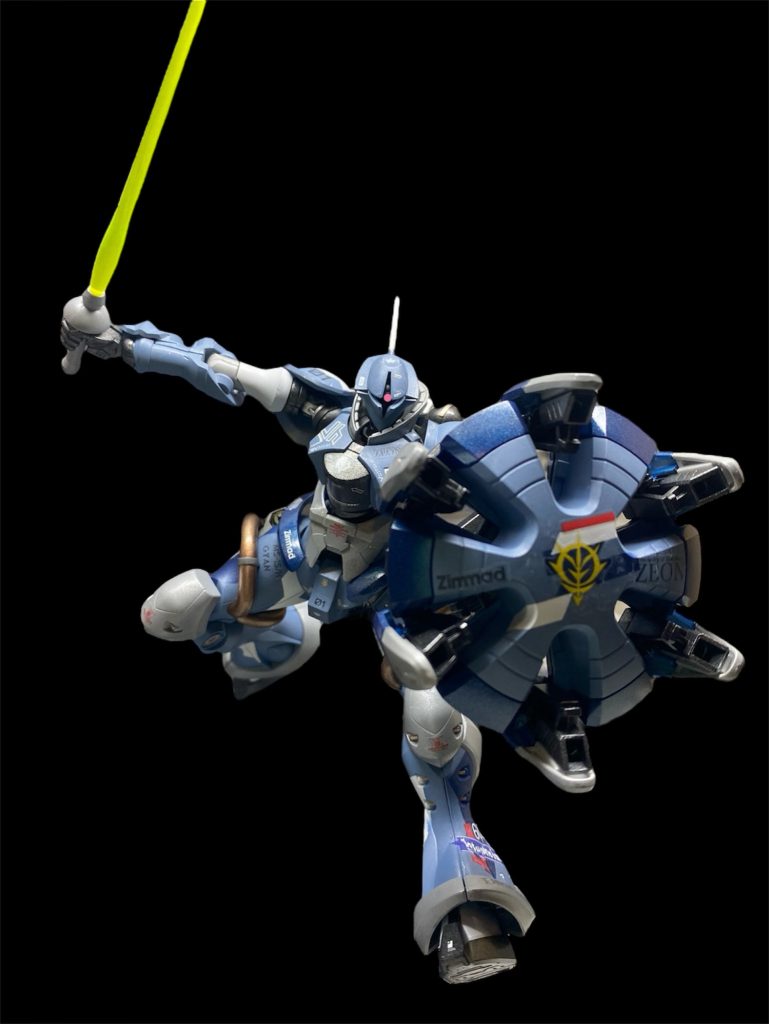 正史でも開発競争ではゲルググに敗れますが、GQ世界ではライバル・ジオニックのMSでもないゲルググの皮を被ったGMに掠め取られるというとんでもないバタフライエフェクト横槍を入れられたギャンさん。デュバル君は何度やり直しも制式採用レースに勝てない呪縛にでもかかっているのか?