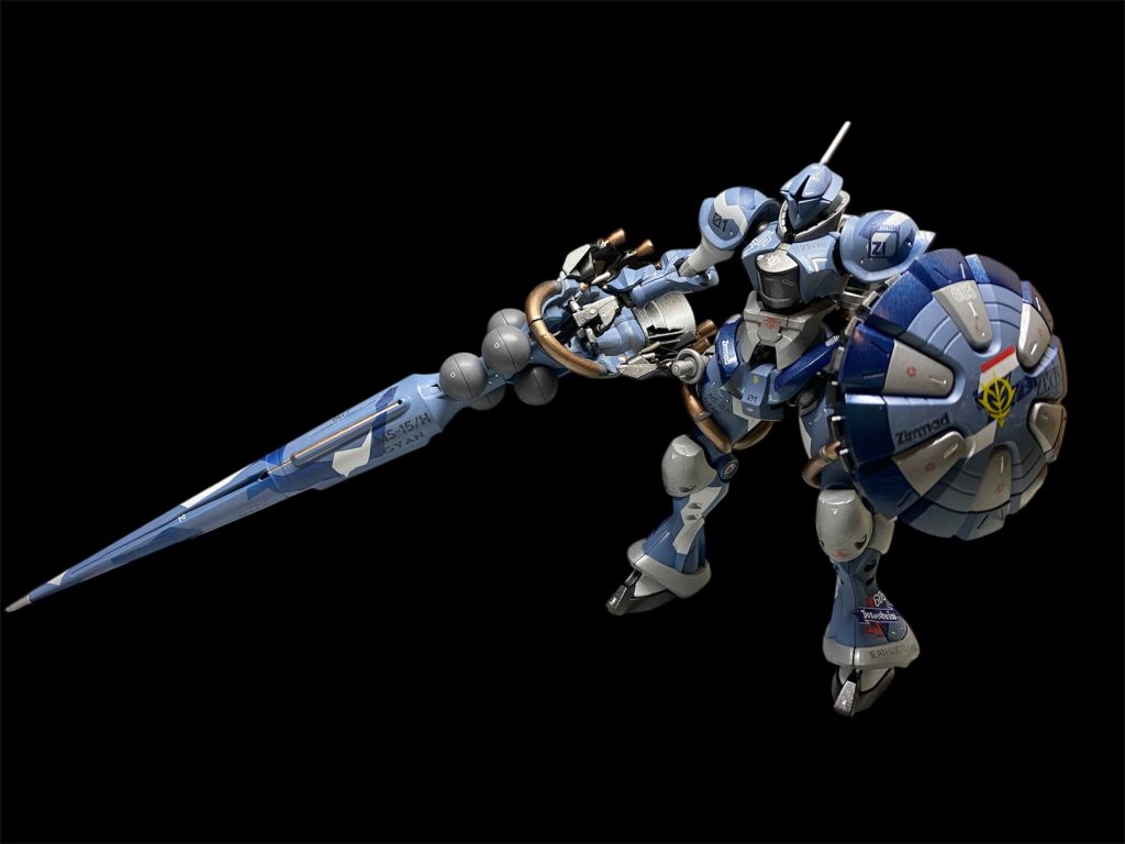 「セシリアは何をしている⁈いくらギレン総帥付きの秘書官といえど、ペーネミュンデ機関の職務を放り出して何ヶ月も音信不通とは?お陰で残った仕事は全てこちら回しだ‼︎」モニク・キャデラック特務大尉の愚痴る様子をはた目にマルティン・プロホノゥ艦長は呟く。「似ている、実によく似ている。クニでカミさんが飼ってるポメラニアンに。」試験支援艦ヨーツンヘイムは第603技術試験隊の母艦として、試作兵器の評価試験のため地球衛星軌道上を航行していた。 「試作強化兵装ハクジ/セイジ──どちらもツィマッド社の試作MS、EMS-15ギャンの追加装備として開発された強化プランの名称です。ご存知の通り、ギャンは一年戦争時の次期主力MS開発計画においてテストされていたMSですが、MS-14ゲルググの量産決定に伴いコンペは中止、結局正式採用には至らなかった機体です。本装備は、優れた格闘性能を持ちつつも比較的空間戦闘が苦手とされた本機を、追加兵装により高速戦闘に対応させるものであり、本試験でより高評価を得たものが制式採用される予定です。」「しかし長いな〜。うん、デカい、、というより長い。MSの武装は今やビーム兵器が主流!って時代に、こんな馬鹿長い槍を抱えててアリなのかな?」オリヴァー・マイ技術中尉の説明を一通り聞いて、同僚のヒデト・ワシヤ中尉はその追加装備の長さに驚いていた。「グラナダの突撃機動軍近衛師団が採用に意欲を示しているという。キシリア閣下の仮想敵…もしや…」そこまで口にしかけた艦長を、モニクの咳払いが嗜めた。「ン、ン゛ン゛。ともかく、いま我々に課された任務は余計な詮索ではなく、託された兵器の正当な評価。ですね?艦長。603はこれよりギャンの試験を開始する!デュバル少佐の1号機はH装備、ワシヤ中尉の2号機はS装備で発艦、テストを開始!」