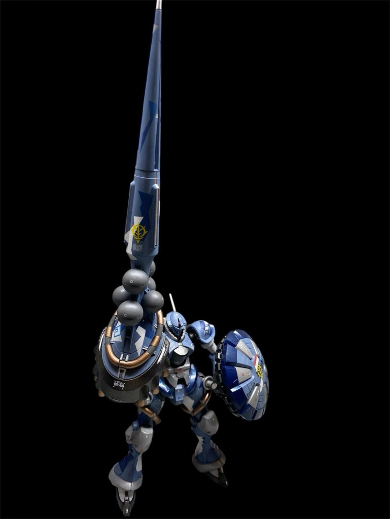 ハクジ装備。設定どおりですが、めちゃくちゃ長いwですがこんな長物を天に向かってビシっと立てたら、造形としてはメチャクチャ決まりますな✨ハクジはモナカ割だったので、合わせ目消しから、レールガン開口、スプリット迷彩、タンクの塗り分けまで1番手をかけたパーツかも知れません。