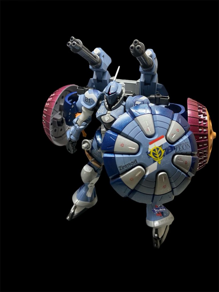 セイジ装備。名前の由来はハクジ(白磁)に対しての青磁から。ギャンを購入した模型店で大量にビルド系のヴァリアブルポッド売れ残っていたので、「ちょっとデザインにネタ色が強すぎるかな〜?」と思いながらも買って合わせてみました。そこはギャン。やはり似合いますw「サザキ・ススムがもし最初に見たのがGQだったら」の世界線のビルドファイターズに登場しそうなギャンバルカンと言っても差し支え無いでしょう。