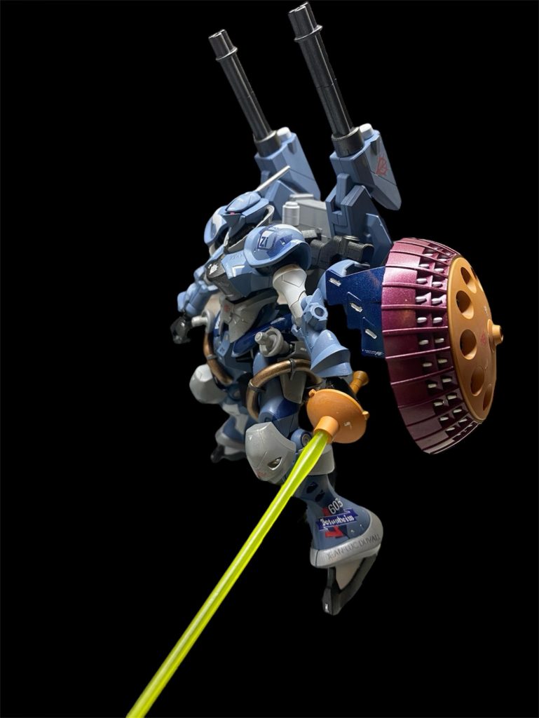 デュバル少佐機ということで、今回のショートストーリーはGQ世界での603技術試験隊を妄想して書いてみました。みんなが知っている宇宙世紀によく似てはいるんだけど、どこかちょっとずつ違う歴史を歩む世界。この世界では恐らくヅダは開発や評価試験はされておらず、デュバルもその姿を知らないままギャンのテストパイロットをしています。が、この世界のギャンもどこかヅダと似たような運命を辿り、「軌道上に幻影は疾る」と似たような状況になっていく…クライマックスにキラキラの中で現れるヅダは別の世界線で爆散する瞬間にゼクノヴァで時限を超えて来た存在であり、GQ世界のデュバルは違う世界の自分とヅダに窮地を救われたとでも考えて頂ければ幸いです☺️ゼクノヴァはマジで超便利設定過ぎる…wご覧頂きありがとうございました❗️