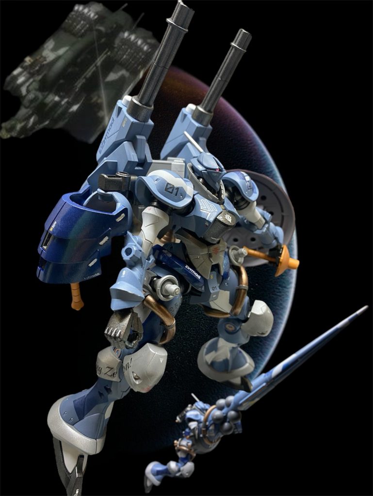 それぞれ異なる試作装備のギャン2機は順調にテストをこなし、評価試験項目の山場である最大加速試験の為に揃って加速に入った。 「こちら2号機ワシヤ中尉、ウラヌスエンジンは間もなく最大出力に達する模様。凄い加速力だ!MSのモノとは思えない!」「こちら1号機デュバル少佐、ハハッ!まだまだだぞ!まだ試作段階のこの新型エンジンには安全装置のリミッターがかけられているが、我が社のエンジンの限界性能ならまだまだこんなものではないよ!」2機のギャンが先を競い合うように加速を続ける中、突如として異常を知らせる警報音が二号機のコクピットに鳴り響く。「な、何だ⁉︎エンジントラブル?暴走警報?と、止まらない!エンジン制御が効かない!こちら二号機、ウラヌスエンジンに異常発生!繰り返す、ウラヌスエンジンに異常発生!」 「デュバル少佐、いえ、デュバル開発主任!どうゆう事です⁈絶対安全では無かったのですか?新型エンジンとは、ウラヌスエンジンとは一体何なんです?」