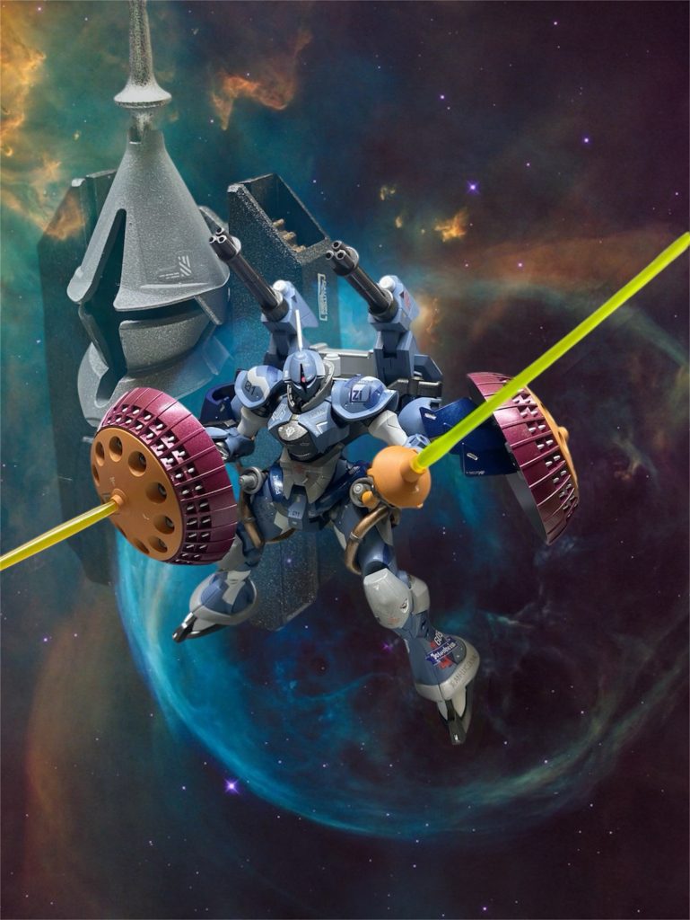 原因究明の為に返答を求めるマイの声に、デュバルは静かに口を開いた。 「ゼクノヴァ現象──原因不明のサイコミュの暴走に関連したミノフスキー粒子の相反転現象。 一般的には三年前の第二次ソロモン会戦時に起きた大規模なものが知られているが、その後の研究により実は小規模なものは我々のいるこの宇宙でしばしば発生していることが判明した。そして、ゼクノヴァ現象はエネルギーの流出に伴って空間転移・何らかの物質の位置交換も起こる事がわかった。一年戦争時に突如出現したという謎のオブジェクト“シャロンの薔薇”のようにね。 終戦後、我々ツィマッド社も自社の管轄する試験宙域にてごく小規模なゼクノヴァ現象を観測、そしてそこに現れた正体不明のオブジェクトを回収し、それを“フォクソーの壺”と名付けた。 MSの頭部ユニットの様でもあるそれは、しかし公国軍のどの機体にも当てはまらず、解析を進めるうちに我々は画期的な推進機関の設計データを手に入れることに成功する。それを元に建造されたのがウラヌスエンジンだった。 だが優れた性能を有しながらも、未知の技術を応用した為か、我々の技術では安定的な制御は困難を極めた。ただ唯一、同じ世界から来たであろう“フォクソーの壺”だけがウラヌスエンジンを安定的に制御出来たため、オリジナルのオブジェクトは制御ユニットとしてGチャリオットの機首に組み込まれているのだ…」 「そんな、、そんな不安定なものを試験機に⁉︎」 「技術者はっ!!いつだって己の命の危険も顧みず最先端の技術開発にその身を捧げきた!君にだって分かる筈だ!その尊い犠牲の上に今日の科学技術がある事を!!そうでなければ…私は顔向け出来ない…この機体のために命を落としていった友のためにも…!!」