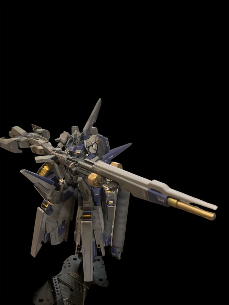 ハイパーゼウスランチャーなんとか武器を構えることもできました。MG ver.2.0のハイパーメガランチャーを前後に切断。HGのハイパーメガランチャーを間に挟んで固定→巨大化しております。本家ゼウスシルエットも金色が印象的だったので、本体含め金色を配色しました。