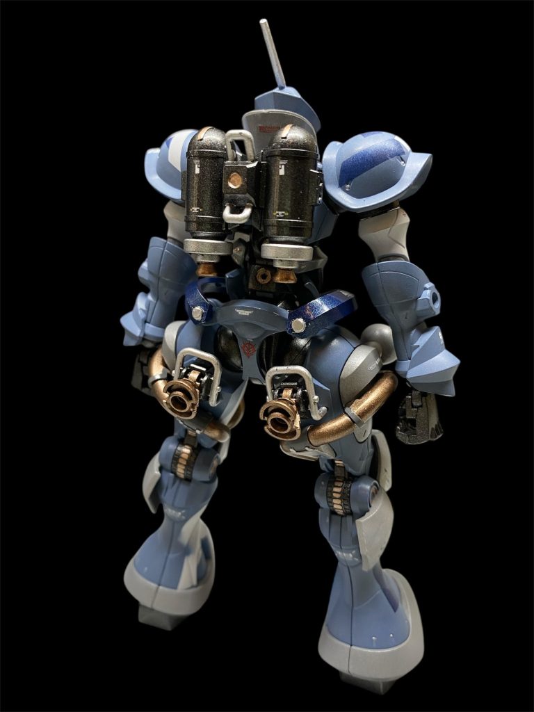 最近は組み上げ後の最後のトップコートは横着をしてバラさないまま全部つや消しにする事が多かったんですが、今回はメタリック部分は徹底的にギラつかせたいと思い、もう一度バラして、光沢、つや消しをパーツごとに吹き分けました。GQ世界のMSのこのパイプやワイヤーのデザイン、個人的にすごくツボです👍