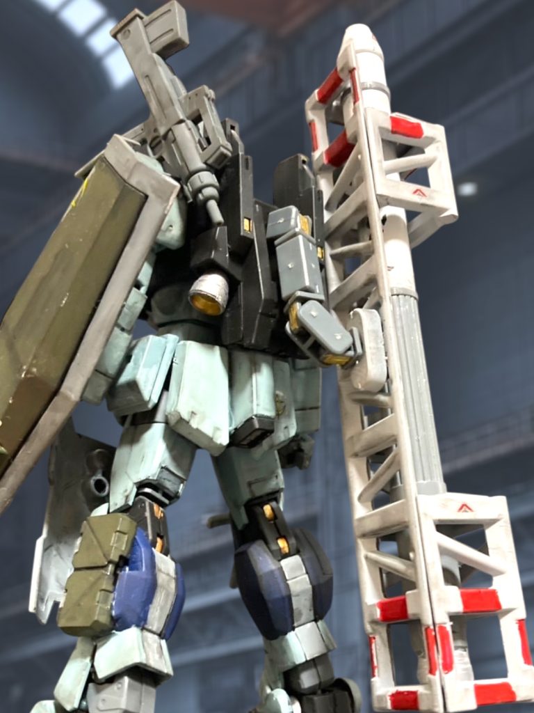 「でも、狙撃って、もしかしてあの背中のレールから、あのデカいミサイルぶっ放すのか?」言いながら、機体の後ろ側に回り込んで見上げる。粗末なレールの上に、MS大のミサイルが積まれている。「……もつのかよ?」「まあ、理論上は……大丈夫、らしい。」いかにも急造らしい各部の仕立てをみると、あんなに大きなミサイルなど撃ってしまえば、ばらばらになってしまいそうな心もとなさがある。 よく見ると、機体の右半身はヘントがオデッサで乗っていた陸戦型ガンダムと同じもののようだったが、左半身は、つい先日までミヤギが乗っていたジム改と同じものだ。どうしてそうなったのかは分からないが、真っ二つになった2機を無理やり縫い合わせたように見える。本当に、墓場から蘇ったモンスターじみていた。 作戦はシンプルだ。 先ほど説明したガウ。これに、追いつき、”ガンダムゾンビ”がミサイルで狙撃する。それを、22部隊が護衛する。「万が一外しても、お前らで撃墜しろってことではない。」司令の、ラッキー・ブライトマン少佐が説明する。「機体を掩護して、一緒に下がってこればいい。」「一緒に退ける機体が残ってりゃいいですがね。」イギーが鼻で笑った後、特攻じゃねえか、と憎々し気に言う。「それで、そんな人命を軽視した馬鹿げた機械に、誰が乗るんですか。」 ここまで黙って成り行きを見守っていた部隊のエース、キョウ・ミヤギ少尉が、その涼やかな声で尋ねる。 そう、それなのだ。 誰が乗るのだ。「自分がやることになってます。」 ひょいと手をあげたのは、”キッド”だった。「「「え?」」」 パイロットの3人が同時に声をあげる。「え?何?お前、MS乗れんの?」イギーが続ける。「ええ、まあ、昔ちょっと。」「昔って、MSが世に出てきてまだ1年も経ってないぞ。」「……つまり、君も元ジオンということか……?」「あまり気にしたことありませんでしたけど、”キッド”って結構謎ですよね。」三者三様、疑問や感想を口にするが、”キッド”はそのどれにも応えず、まあ、見ていてくださいよ、と愛嬌ある笑顔を浮かべて見せた。〜〜〜〜〜〜〜〜〜〜〜〜〜〜〜