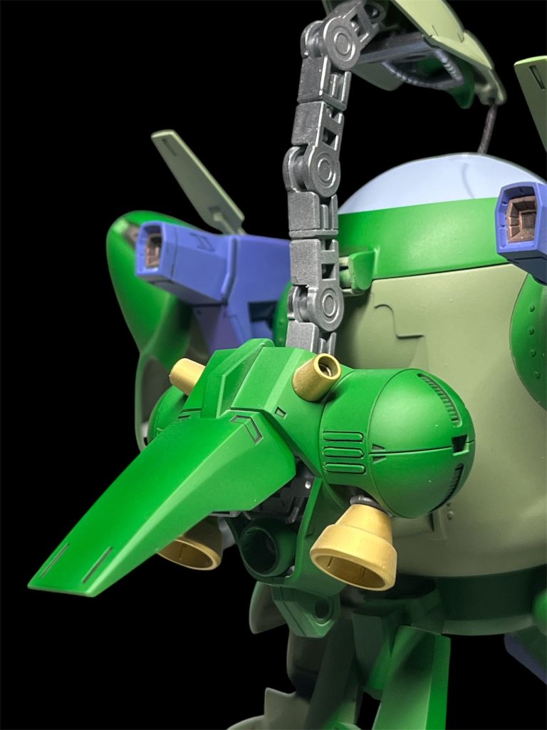 伸びた首はボールデンアームアームズを使用してます🗿本体とあまり関係ありませんが、バーニア等のゴールドはピカエースの洋金粉を初めて使いました🍻粒子細かくて発色良くて最高です😍沢山集めたくなりますね🤤