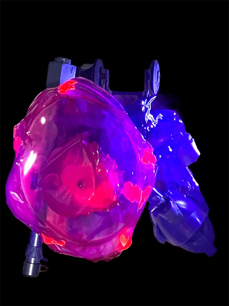 新装備として拡散ビーム砲を改造した防御攻性兵器「ビームクラウド」!?百均のプラスチック製蓋をクリアピンクと蛍光レッドで塗装し、歪みはコンロの火を調節して溶かしてみました^_^