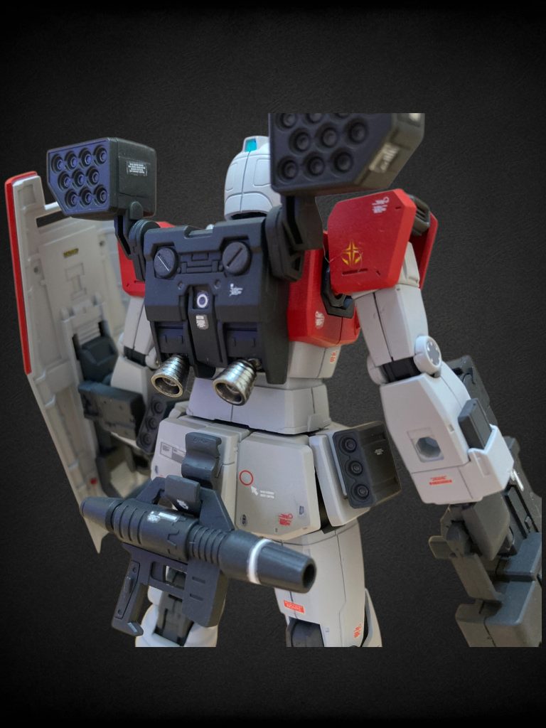 腰部後ろにスプレーガンを取り付けられるラックを追加。引っ掛けているだけです。