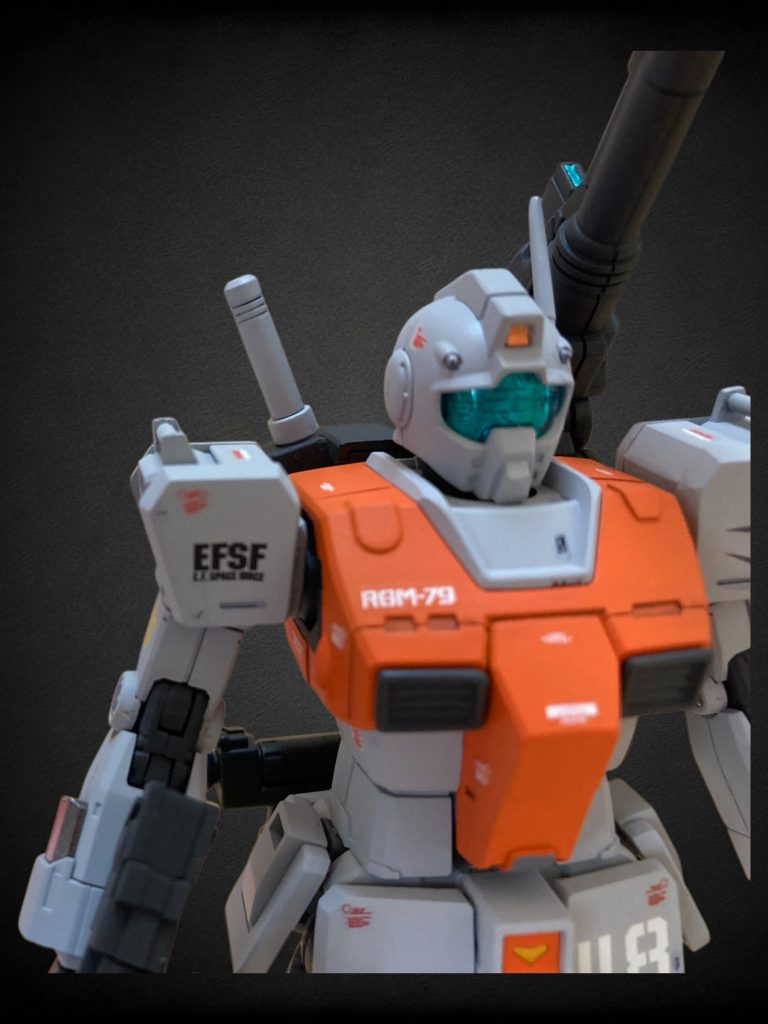 小さな改造として、脇の隙間をプラ板で埋めています。最近はオリジンガンダムの肩に変更するミキシングもしていましたがこの機体と先程のは純粋なジムとして作りたかったのでプラ板に頼りました（先程の赤色方は隙間はそのまま）。