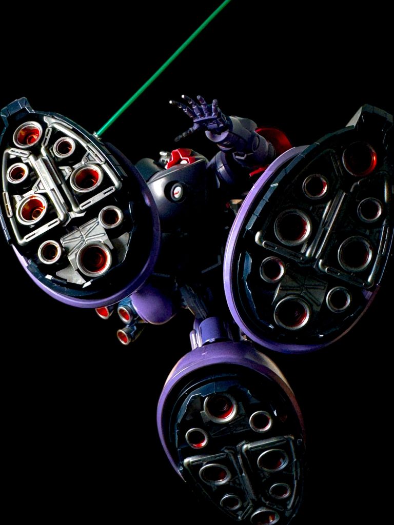 足裏から見上げる角度とし、睨みつけつつバーニアを見せる構図に。バーニアが本当に美しいです。 また、ヒート・サーベルを装備したガイヤ機としています。オルテガ機との違いはサーベル有無のみです。