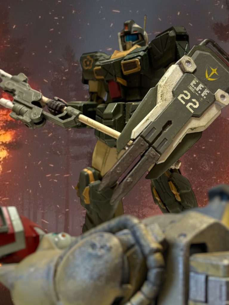 作品名：ジムストライカーの左腕が折れた。<p>左腕の肘関節折れました(gundam-kao9) 暑さによる劣化？？ デジラマストーリーでの出番はほぼ終わっているので問題ないのですが、一生懸命作った愛着のあるキットなので悲しいです(gundam-kao9)</p>
