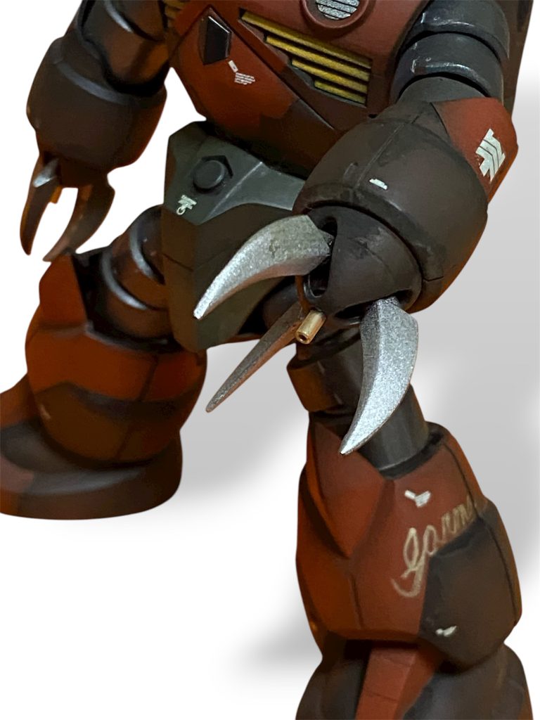 手のひら?のメガ粒子砲は100均ビーズに置換え、左脚側面に手書きで坊やのサインを入れてみました✍️✨