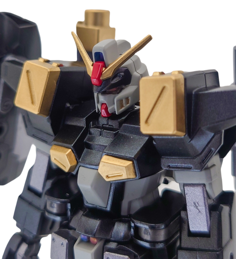 頭部はデュエルガンダム、胴体+腕はバスターガンダム、脚部はごつくしたかったのでEZ-8の足を流用してみました。それと、なにかインパクトを付けたくて両肩部に大型ビーム砲+シールドを取り付けてみました。