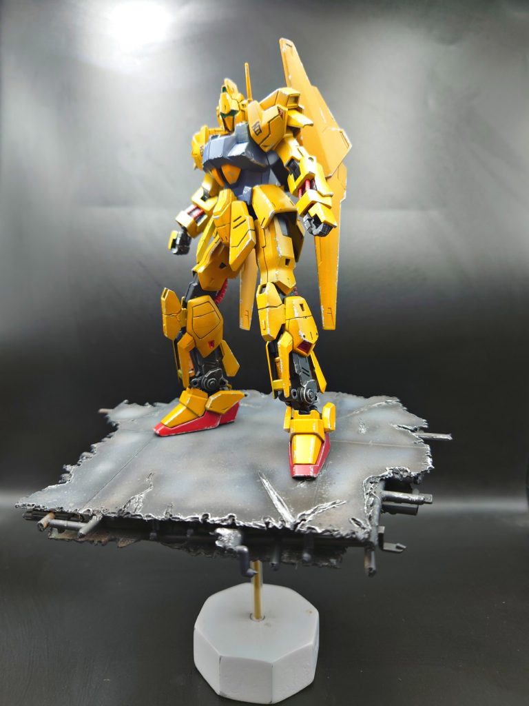 少し斜めになっていて脚部とジオラマに磁石があるので倒れる事もなく飾れます✨台座は重りなので安定してます♪