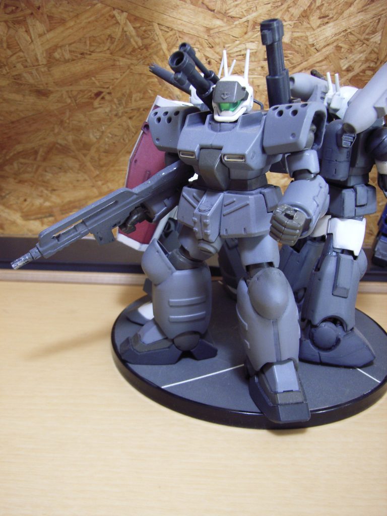 まずはリニューアル前のお姿。画像データを確認すると「2005年」とのこと。確か初回ロットのものだったと思います。20年越しのリニューアルですねwこの時点でも、ホワイトディンゴ仕様を意識したロービジカラーで部分塗装しております。筆塗りなので塗膜がやや厚く、一部のディテールが甘くなっています。肩などの後ハメ加工はしており、ブチ穴も開孔済。開孔後の肩アーマーが薄っぺらく見えないようにパテで裏打ちして厚みを出しています。