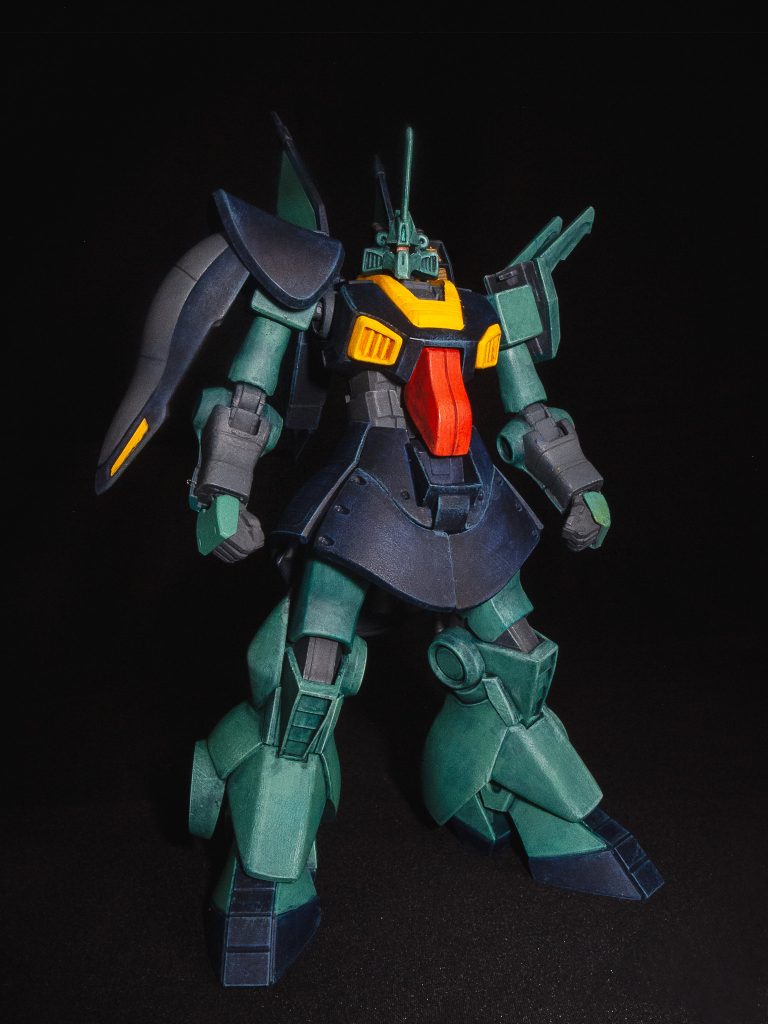 アゴ？の末広がりをシュっとさせ、アンテナを前傾。LEDも仕込んでます。胴体延長と上腕と腿の延長。足の付け根も地味に広げました。