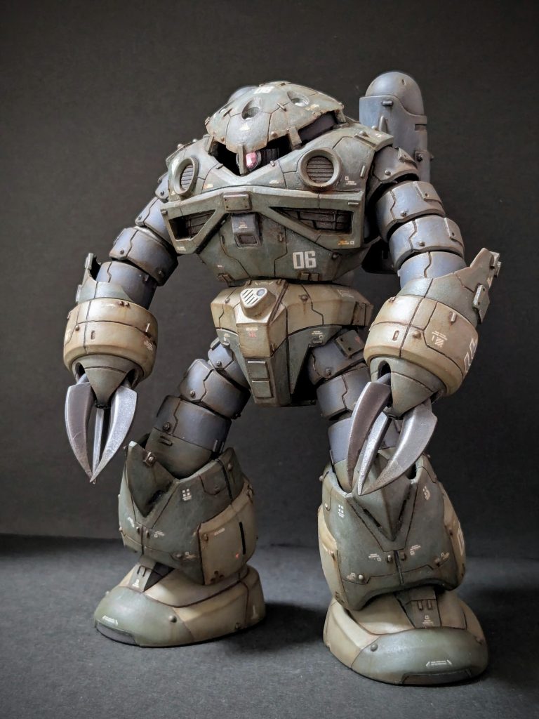 【正面】カラーリングは南方戦線イメージで。主なスタイル変更は、腕を一節延長、上体を前後に約2ミリ拡幅・前屈強化、「パンツ」部分を小型化・股関節で短足化です。