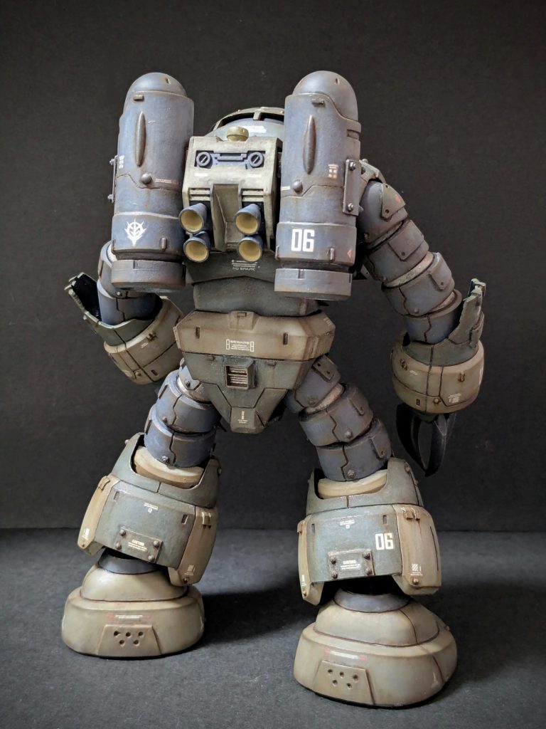 【背面】ランドセルを追加して水中用と地上用とで推進機構を区別（これらを兼ねる元設定にどうも納得感がなかったので）。