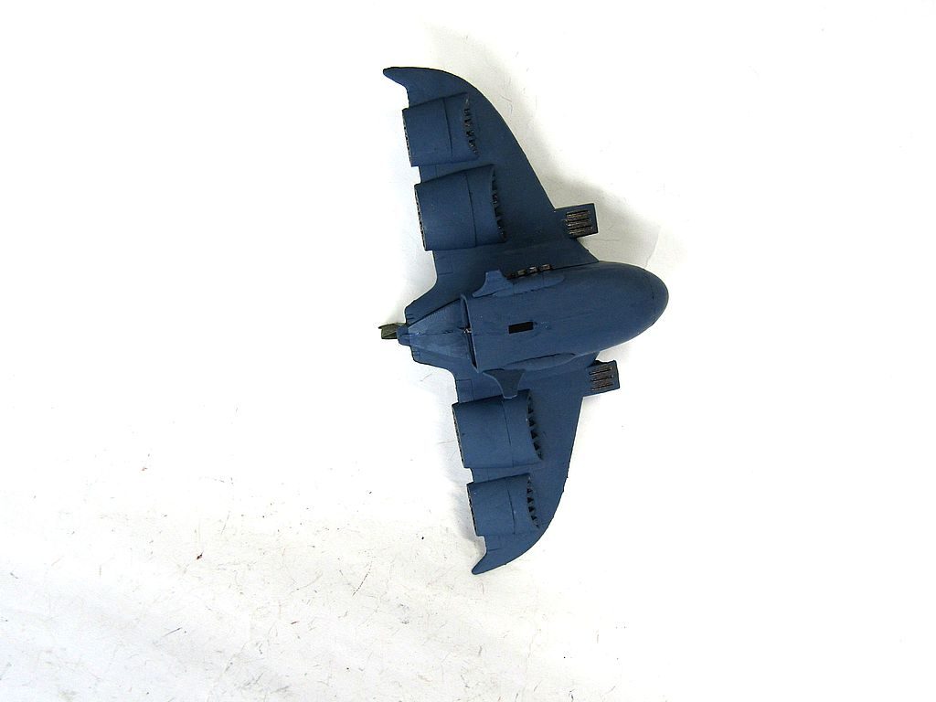 当然、地上戦力から対空砲火を受けたくないので、下から見た場合を考えてブルー系グレーで塗装されています。