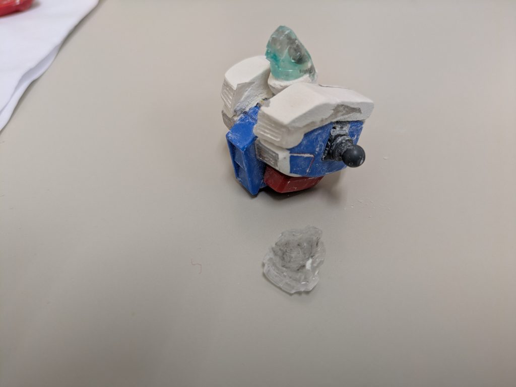 下半身と一部のパーツは、HGUC GMⅢとガンダムMkⅡのパーツをレジン複製したものを使いましたが、石粉粘土でのスクラッチが50パーセントです。頭部はGMⅢでイケると思いましたが、結局芯にしかなりませんでした。