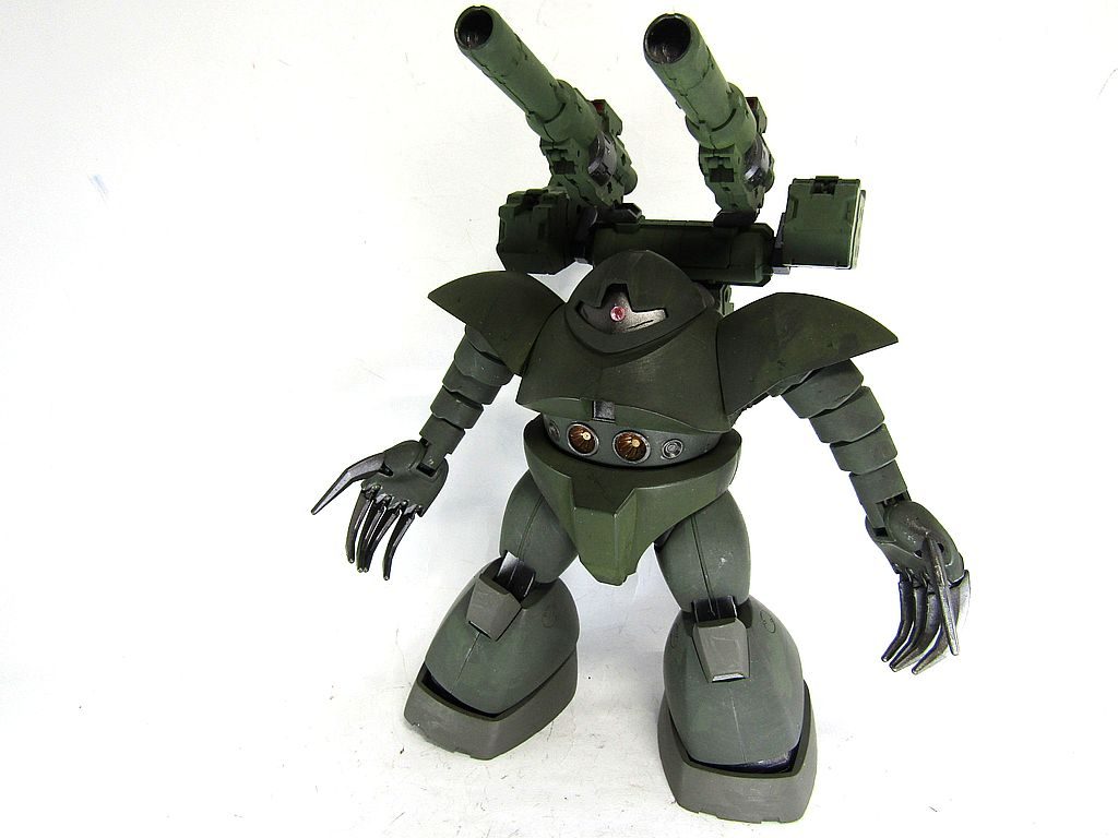 密林に溶け込むため、グリーン系に塗装されています。メガ粒子砲は光を放ち、夜間は目立つため、大型キャノン砲を背負っています。