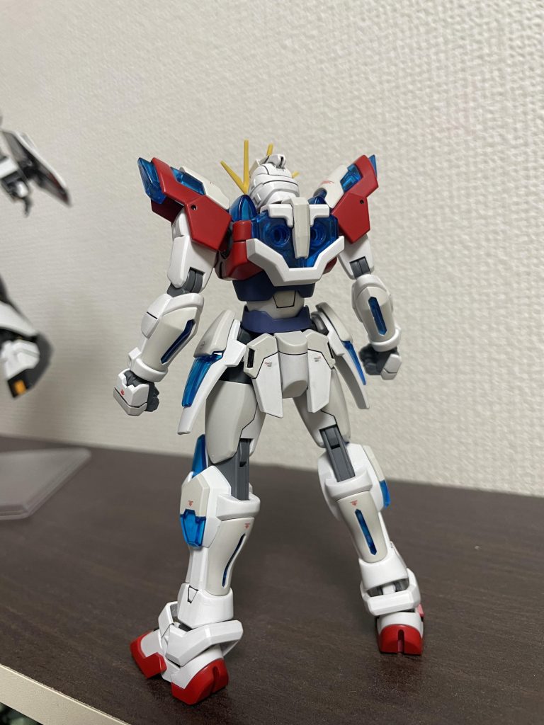 デカールを貼りすぎるとリアル感が出過ぎてスーパー感減りそうなんでどうしても貼りたいとこだけ貼りました。トライバーニングは作りが良くてグリグリ遊びたくなる出来で非常にいいキットだと思いました。