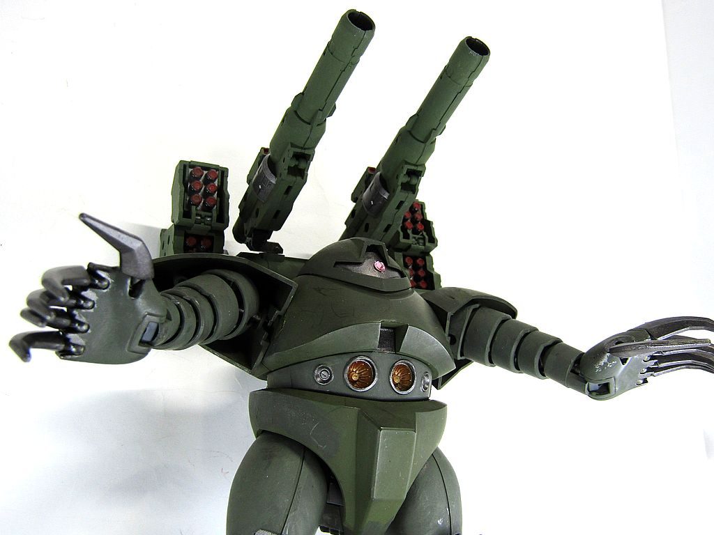 いざとなれば腹部メガ粒子砲とミサイルを全弾発射し、連邦軍(MSなんてあるのか?)を薙ぎ払います。(;^_^A