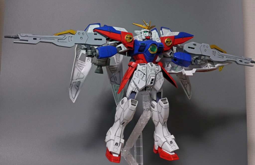 定番のポーズ…なのですが各部緩くて上手く保っててくれた一瞬を狙って撮った一枚になります(笑)ブラックライトを当てて頭頂部のメインカメラとカメラアイが発光しています。