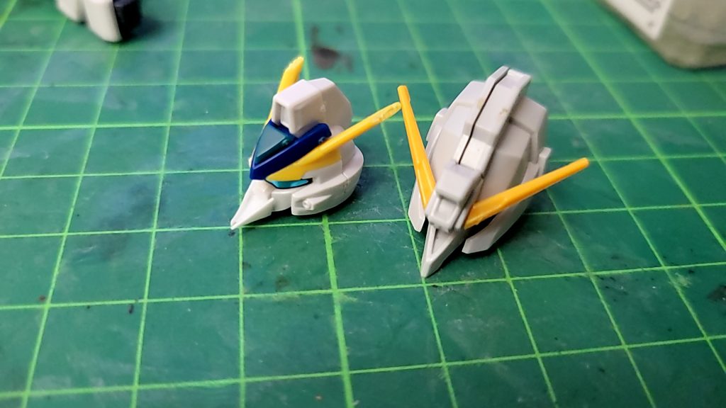 頭部はギャプランを参考にアンテナを短くし0.3㎜プラバンでくちばしを作成