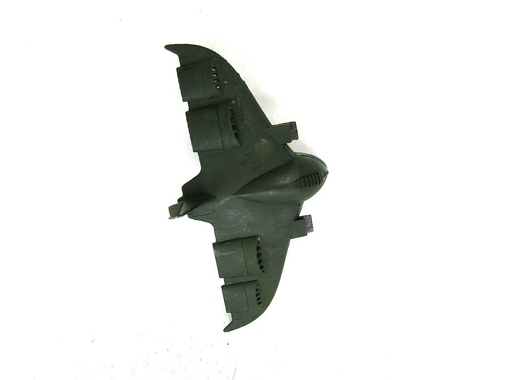 ジャブローへMSを搬送することが目的なので、航空戦力から見つかりにくいよう、グリーン系に塗装されています。