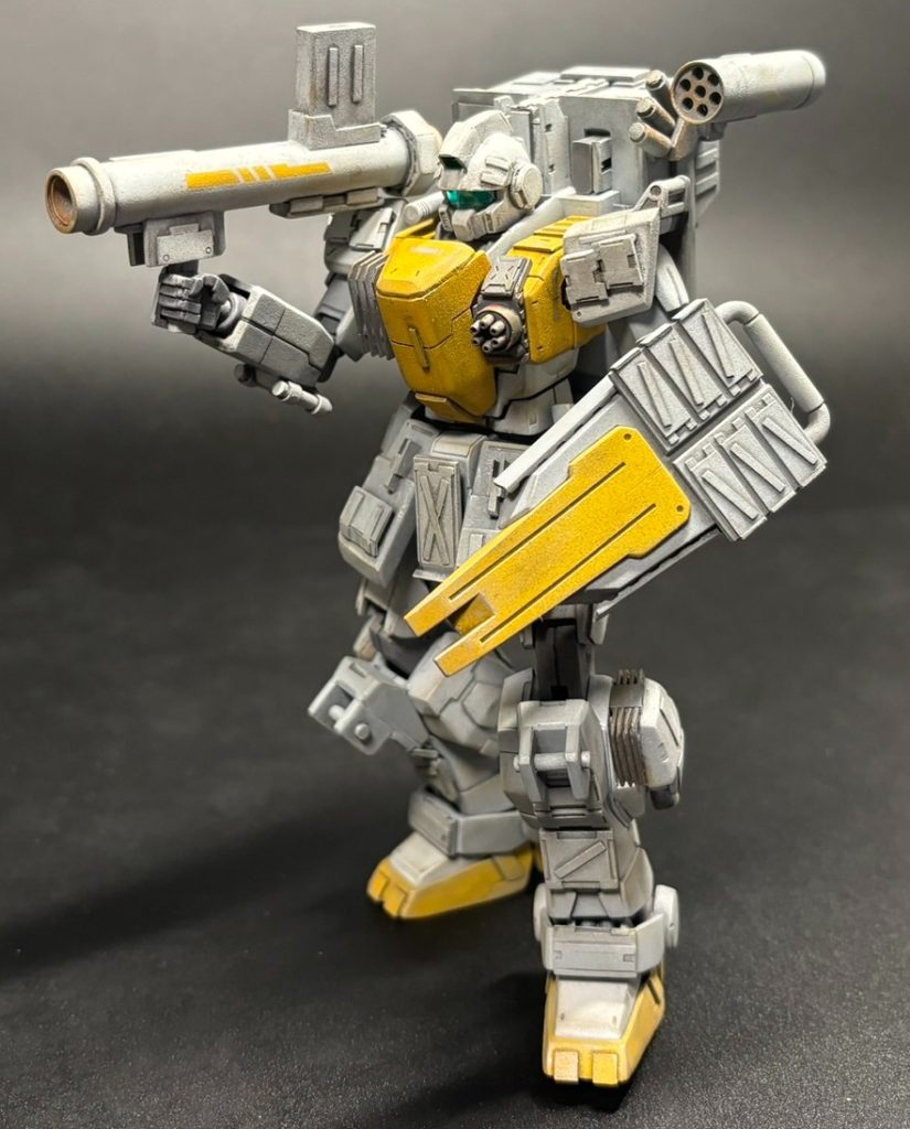 ショートバズーカ弾数が少ないが携帯性の高さや、障害物に影響されない取り回しの設計となっている