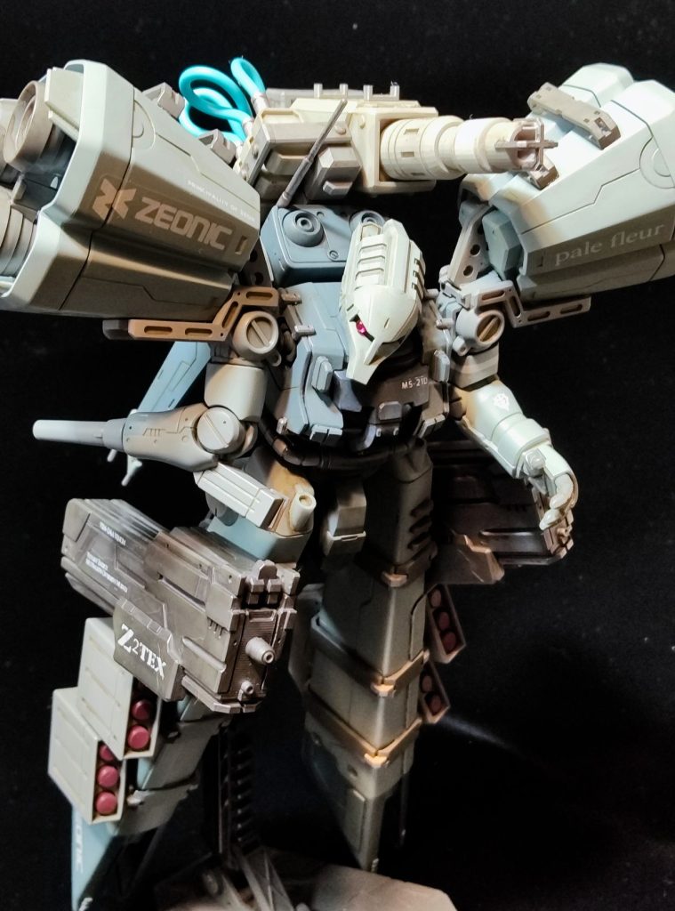 0083年、暗礁宙域にて目撃された機体。わずかな画像と技術メモのみが残されている。最大の特徴は頭部で、ザクの頭部を流用し複座式に改造されていたようである。型式番号は不明だが、肩部スラスターの形状から便宜上「MS-21D」と呼称する。パイロットはヴェルナー・クライス。背部にMIP社製PX-09 パルス・キャノン、脚部にZ2TEX社製VEM-04A 電磁アサルトライフルを装備している。※ Z2TEX=ジオニックとツィマッドの合弁企業MIPおよびZ2TEX製の装備がどのように調達されたかは不明である。しかしヴェルナーが元ジオニック社の技術者であったことから、彼の人的ネットワークや技術的知見を通じ、非公式ルートで入手したものと推察される。機体には「ジオニック」のマーキングが施されており、これが軍の正式配備ではなく、企業ベースの技術流用による独自調達であることを裏付けている。また、脚部内側や腕部などには申し訳程度に「ジオンマーク」が残されており、これは「ジオンマークが無ければデラーズ・フリートへの参加が認められなかった」という証言と符合する。そもそもドラッツェ自体が寄せ集めの機体であり、破損や欠損部分の差し替えによって一機ごとに仕様が異なる。その中でも本機は、異質な兵装構成と複座化という改造により、特に異彩を放つ存在であった。