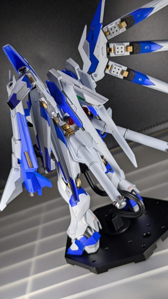 個人的に今キットの余剰パーツで最も勿体ない!と思ったパーツはバックパックに装着しているプロペラントタンクです。なんとこのキット、プロペラントタンクが丸々余剰パーツとなり、その代わりに今回は背中に背負わせた特徴的な大きな剣がそのまま、プロペラントタンクの位置に収まるという仕様でした。